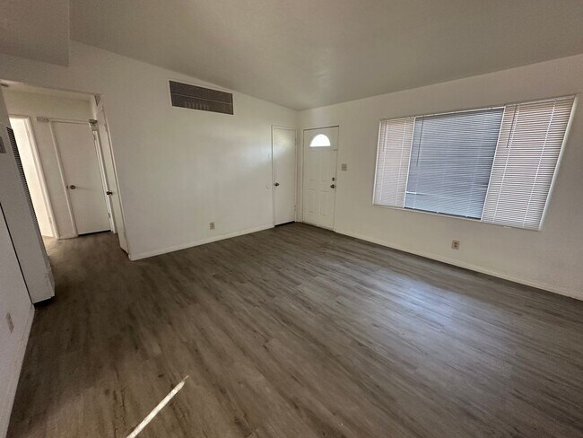 Building Photo - 240 Palm Dr
