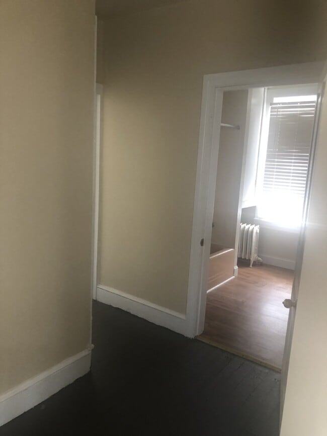 Building Photo - Move in ready!! Charming 4 Bedroom home!!