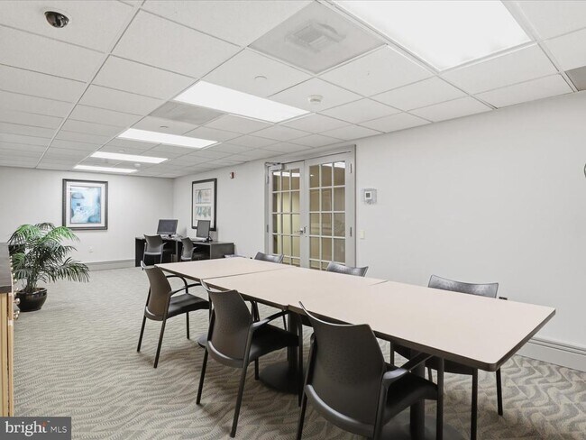 Building Photo - 880 N Pollard St