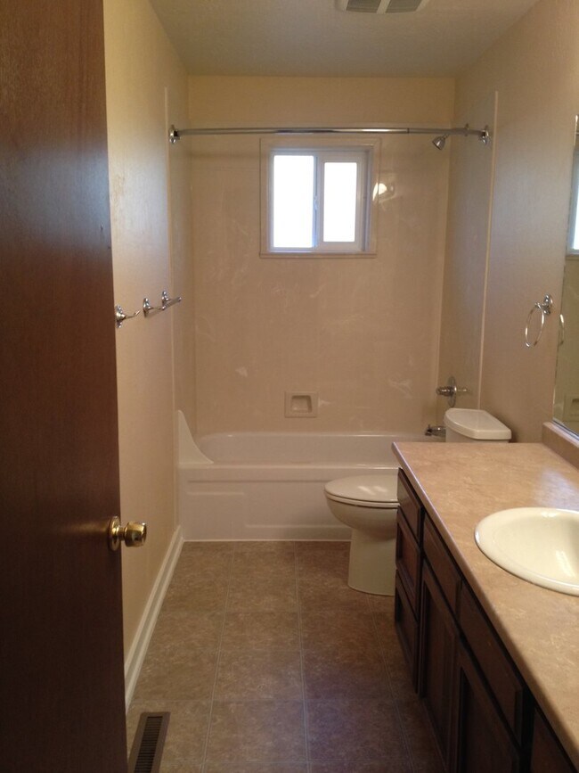 Building Photo - 1125 Tamera Dr