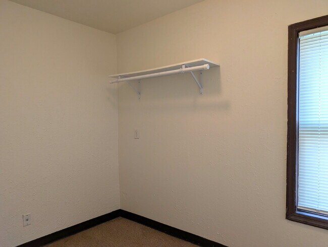 Building Photo - 2 Bedroom Lower Duplex In Green Bay