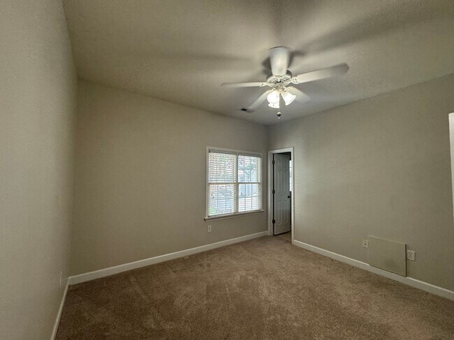 Building Photo - 2 Bedroom, 2 1/2 Bath Townhouse in Raleigh...