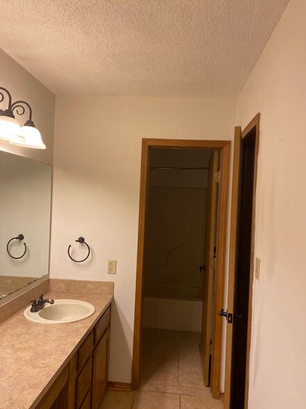 Building Photo - 2915 Laura Ln