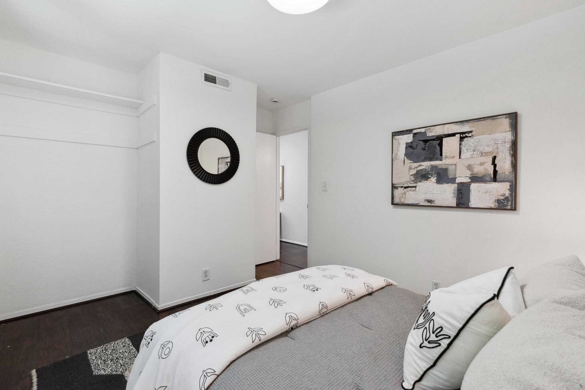 Building Photo - 6211 Telegraph Ave