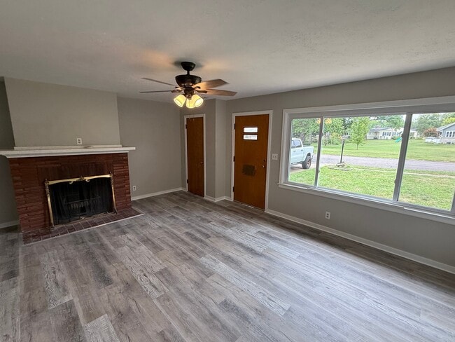 Building Photo - 802 Crestview Dr