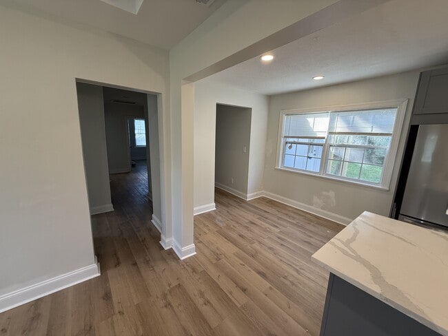 Building Photo - 2204 Redfern Rd