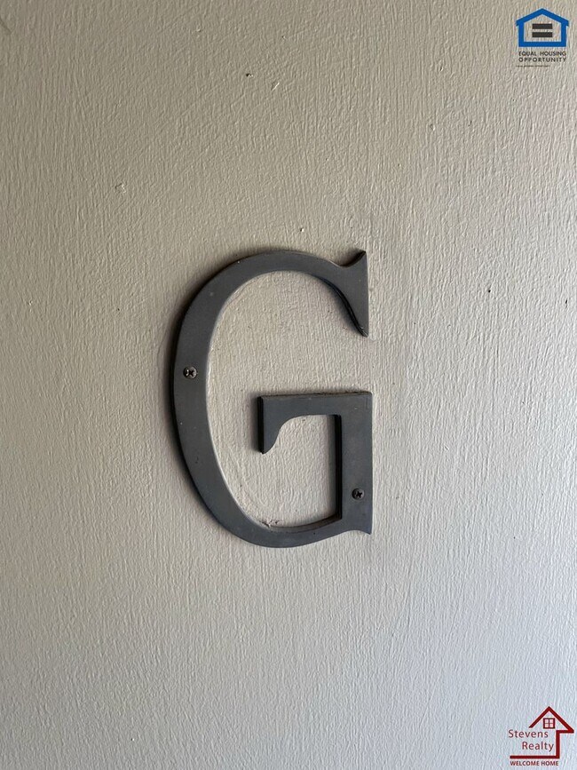 Building Photo - 1912 SW D Ave