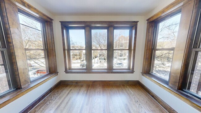 Building Photo - Lakeview Gem: 2 Bed, 1 Bath W/ In-Unit Laundry, D/W, Cent Air, Fireplace, Deck, Parking!