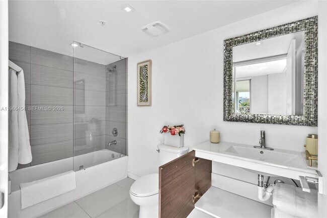 Building Photo - 9901 E Bay Harbor Dr