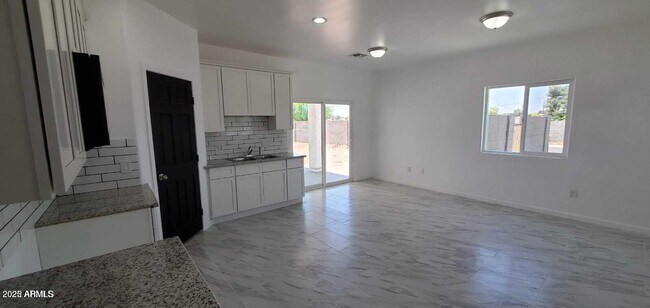 Building Photo - 545 W Ocotillo St