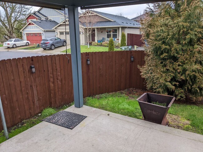 Building Photo - Beautiful 3 bedroom