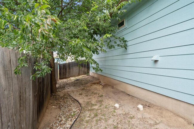 Building Photo - 5908 Red Bud Ridge Ln