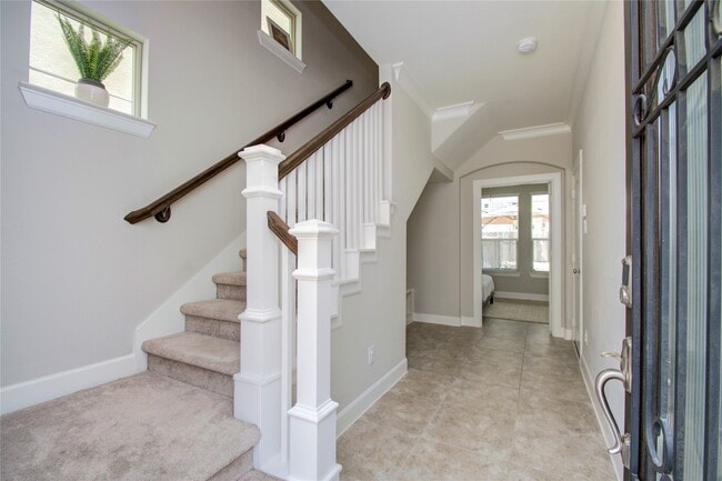 Building Photo - 2015 Royal Landing Dr