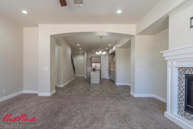 Building Photo - Pet Friendly 4 Bedroom Home! Internet Incl...