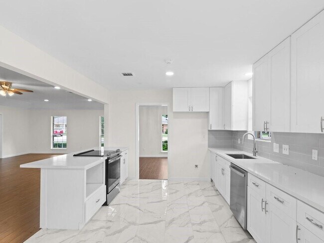 Building Photo - 2001 Briar Ln