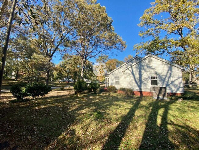 Building Photo - Spacious 3 bedroom  and 1 bath home with FENCED IN BACKYARD located minutes from downtown Spartan...