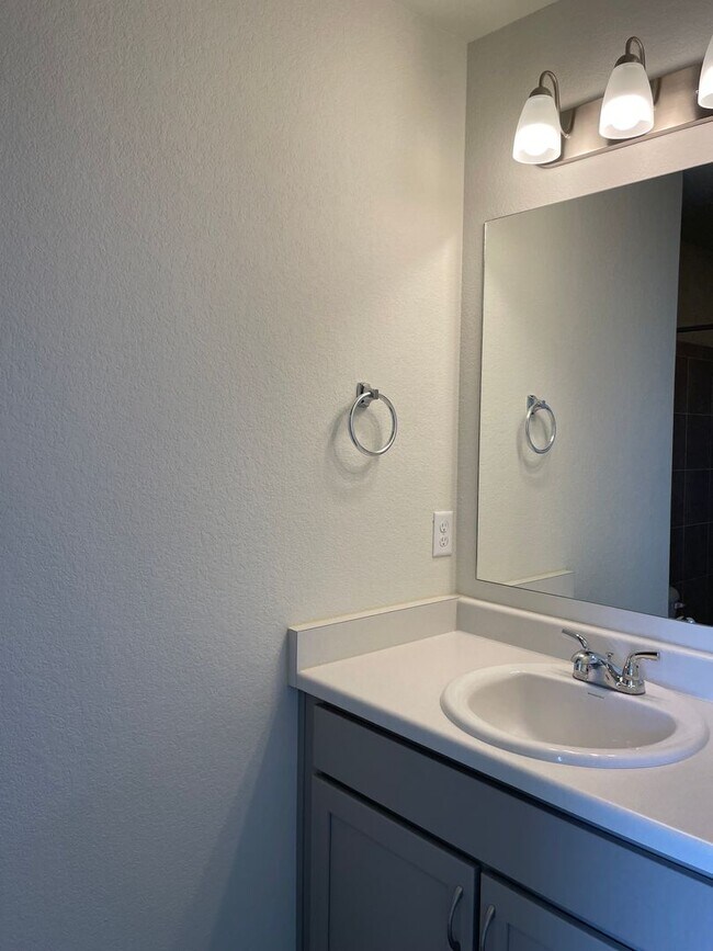 Building Photo - Single family home in Chapel Heights!