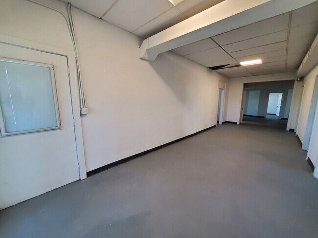 Building Photo - FOR RENT- Large UNIQUE open layout single ...