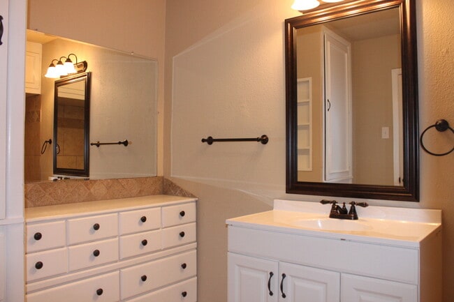 Building Photo - PRE -LEASING FOR AUGUST ! 4 Bedroom/2 bath House 1.5 Miles from Texas Tech