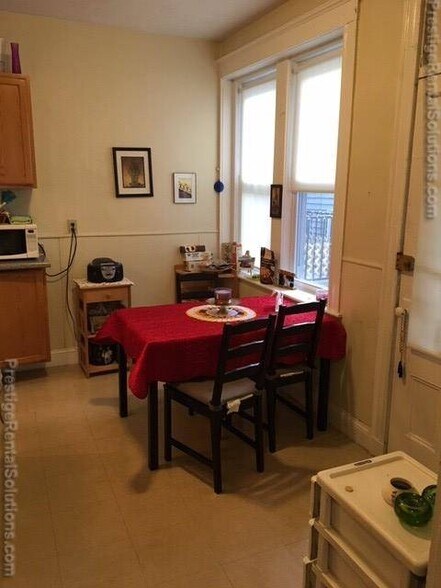 Building Photo - 170 Kelton St