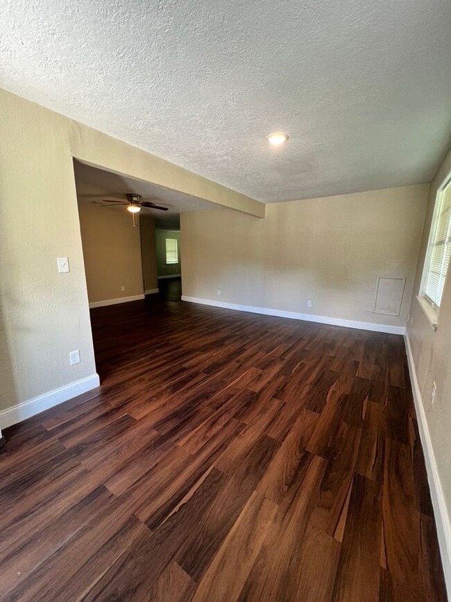 Building Photo - Newly remodeled 4bed/2bath in Orange, TX