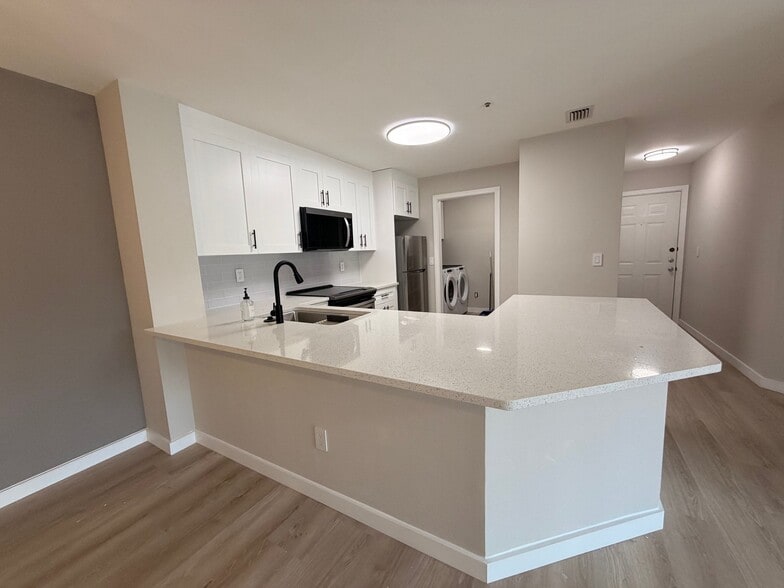 Building Photo - 4002 Crockers Lake Blvd