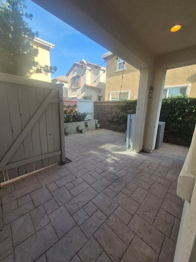 Building Photo - Gorgeous 4bd/2.5ba Two Story Home In Roseville!