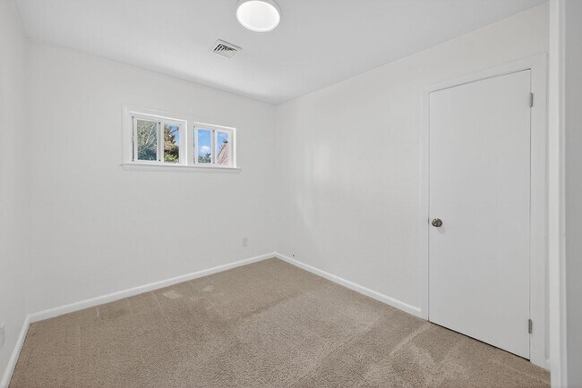 Building Photo - 4 Bed 2 Bath Home for Rent in Virginia Beach!