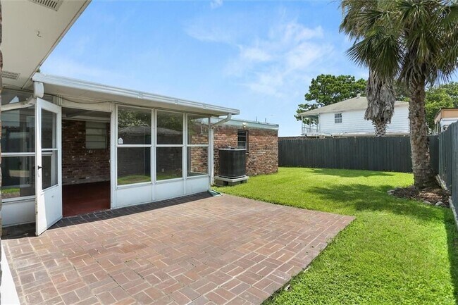 Building Photo - 6151 Charlotte Dr