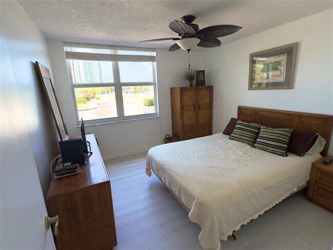 Building Photo - 1 Las Olas Cir