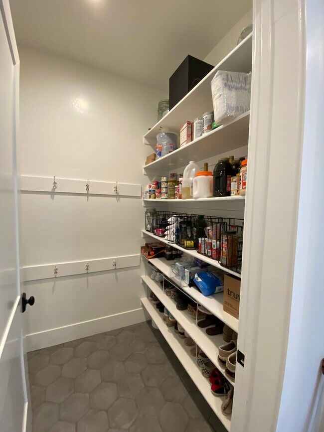 Building Photo - 530 Craftsman Way