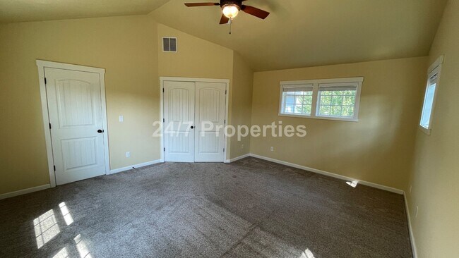 Building Photo - Stunning 4 BD | 2.5 BA Craftsman - Milwaukie