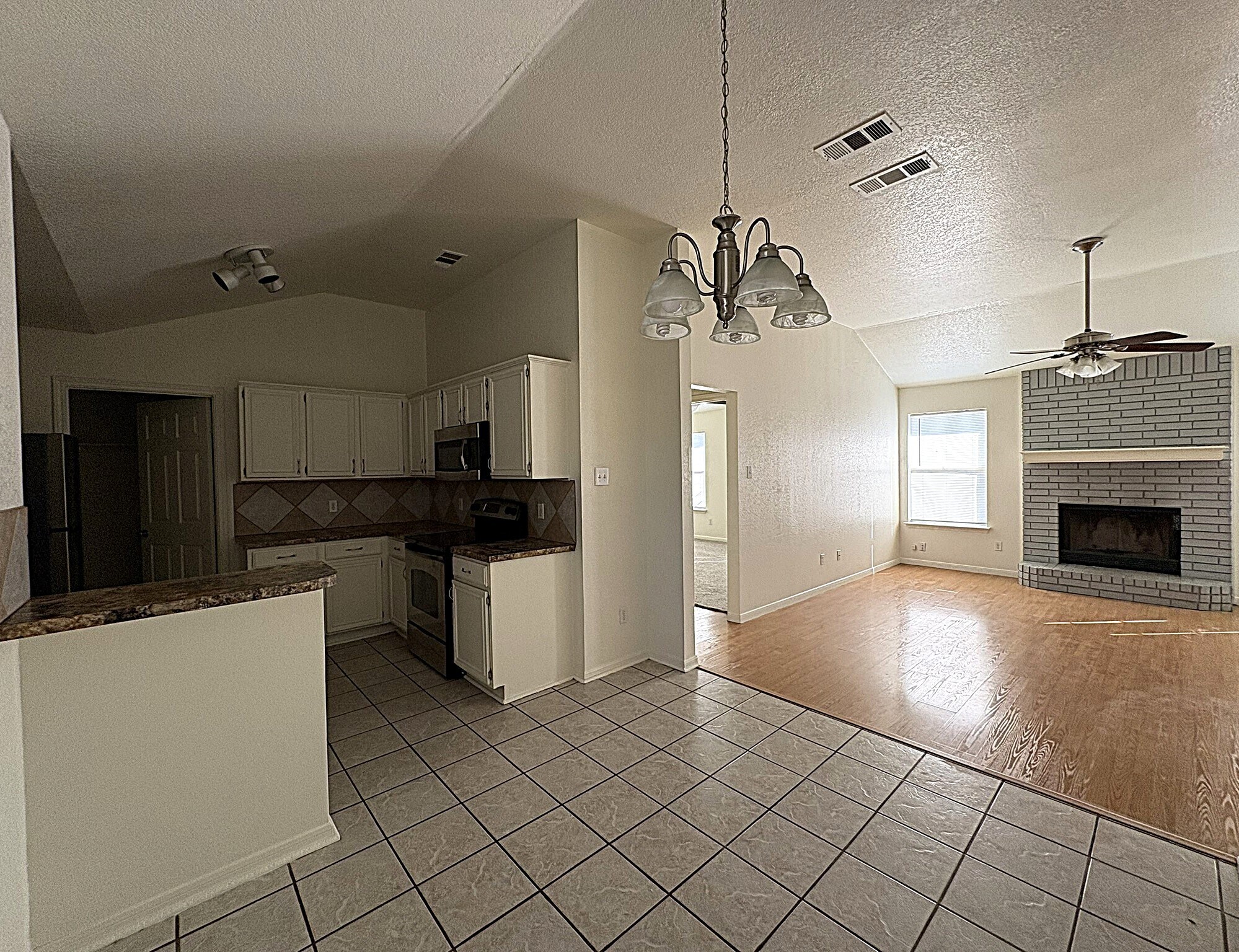 Building Photo - 208 Rodeo Cir