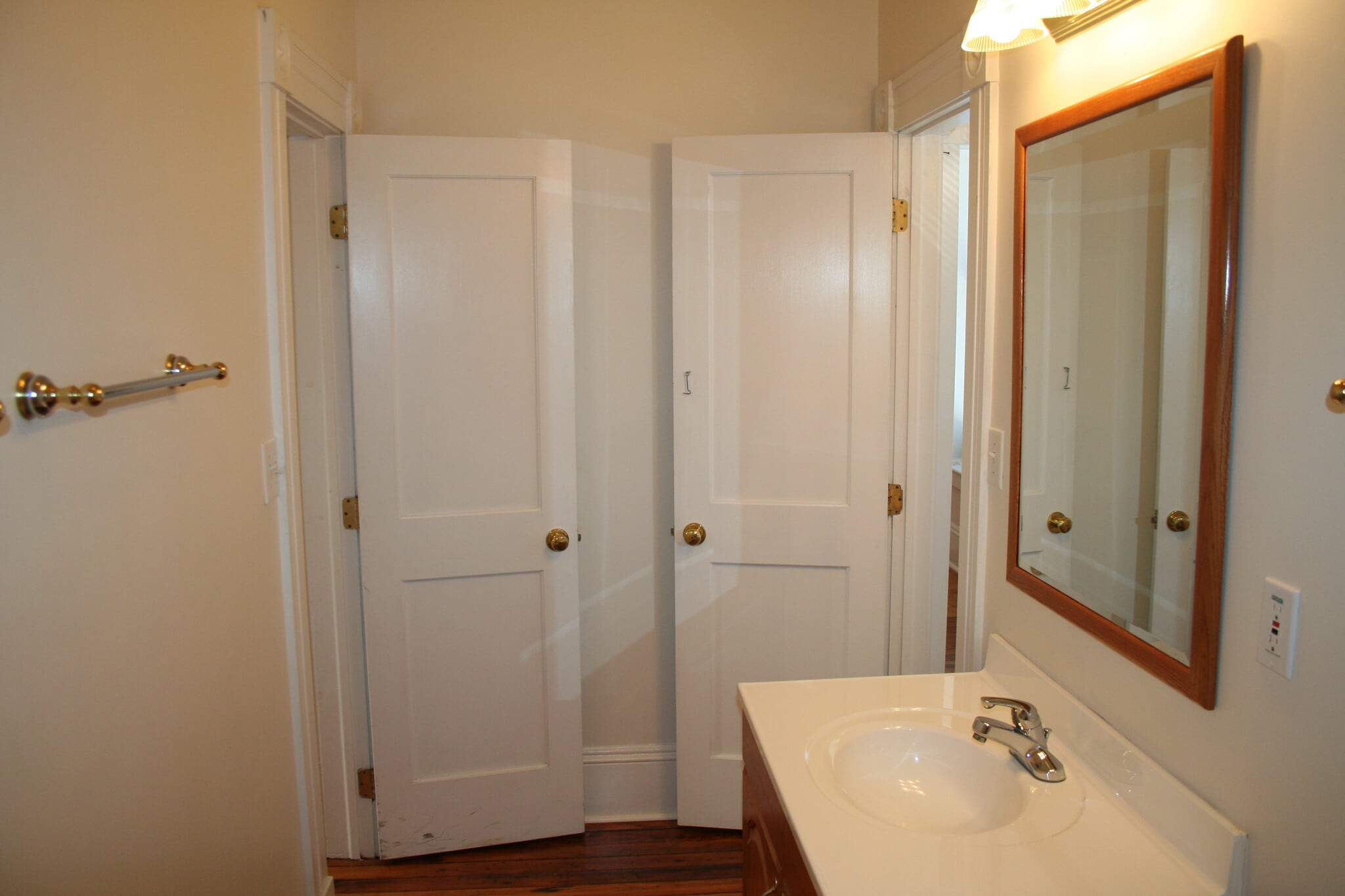 Bathroom - 113 Innes E St
