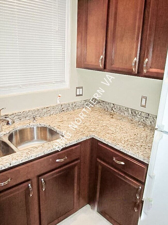 Building Photo - 3553 Martha Custis Dr