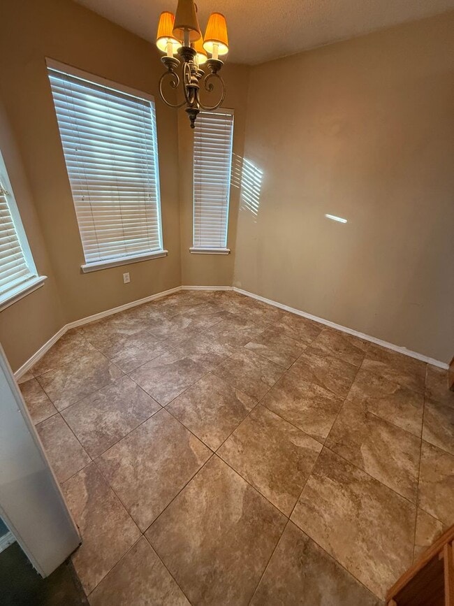 Building Photo - 3 Bed 2 Bath House with 2 Car Garage.  Has Gas Heat