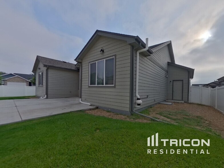 Building Photo - 3301 Merlot St