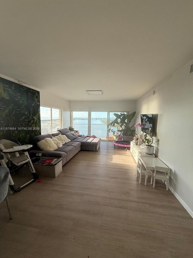 Building Photo - 300 Bayview Dr