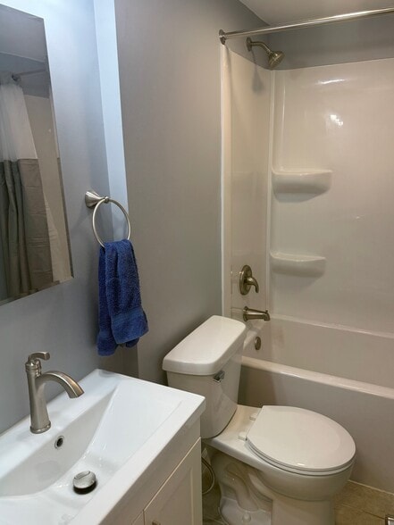 Main Bathroom - 19912 Adams Rd