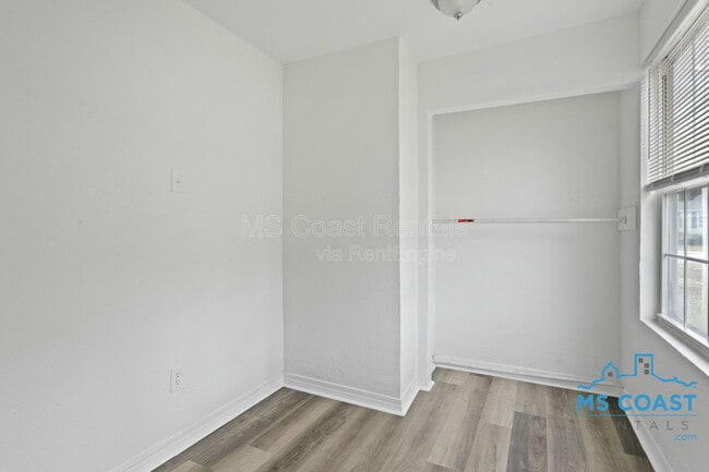 Building Photo - 340 Hiller Dr