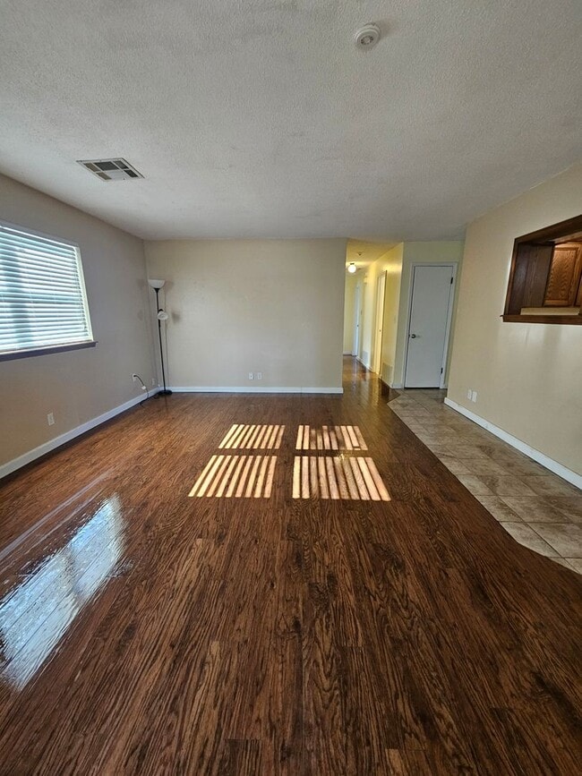 Building Photo - (3) Bed/(2) Bath in Core Norman Avail NOW!