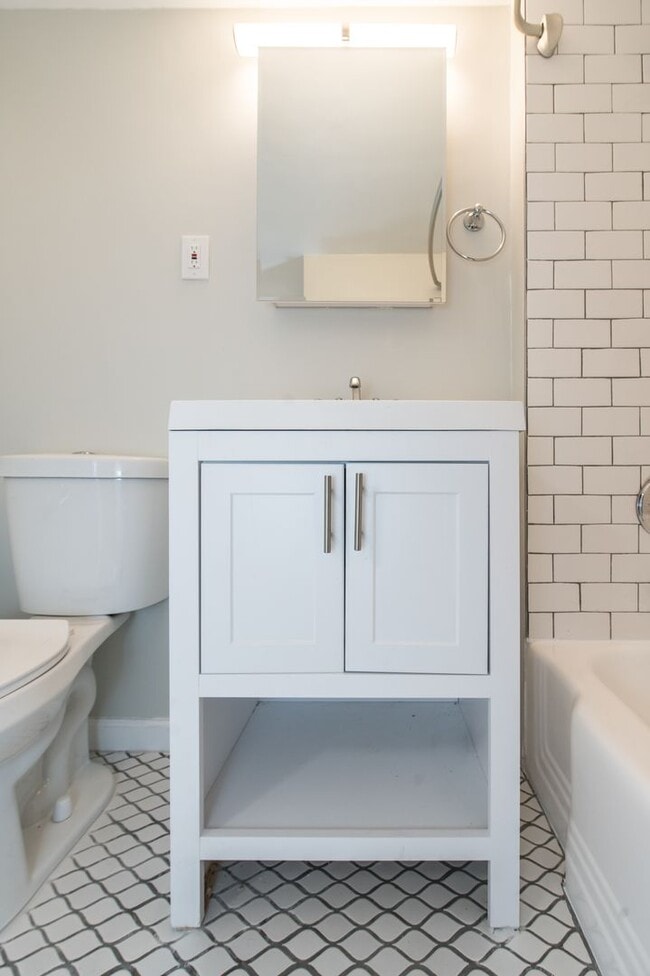 Building Photo - Spacious, Bright 1 Bed 1 Bath condo in prime location and close to Metro