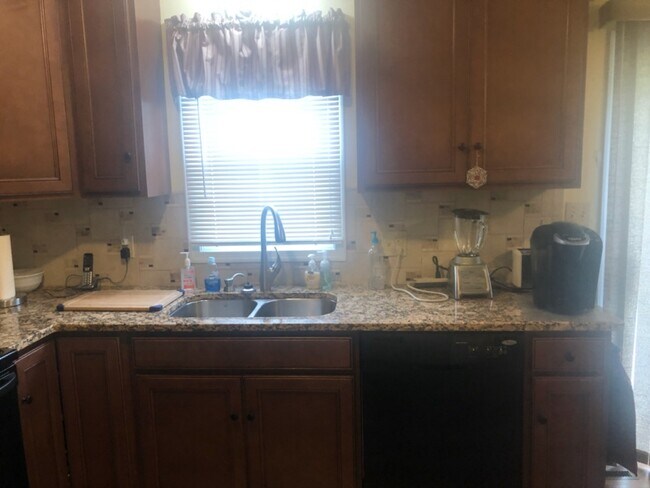 Building Photo - 470 Meadow Ln