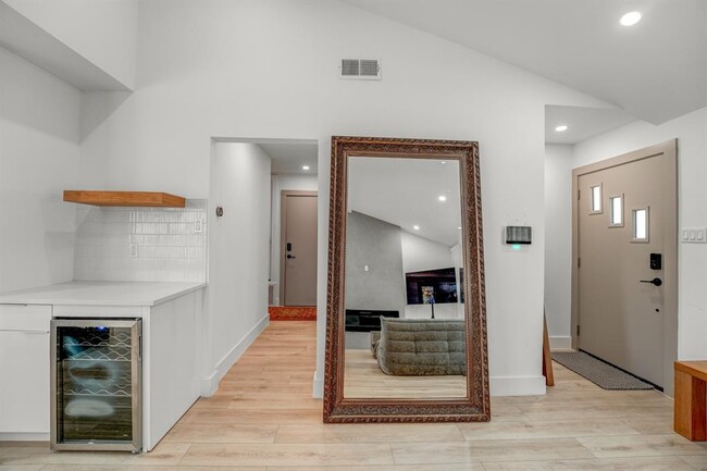 Building Photo - 3217 Oak Alley