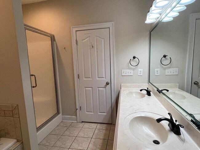 Building Photo - 714 Berry Ln