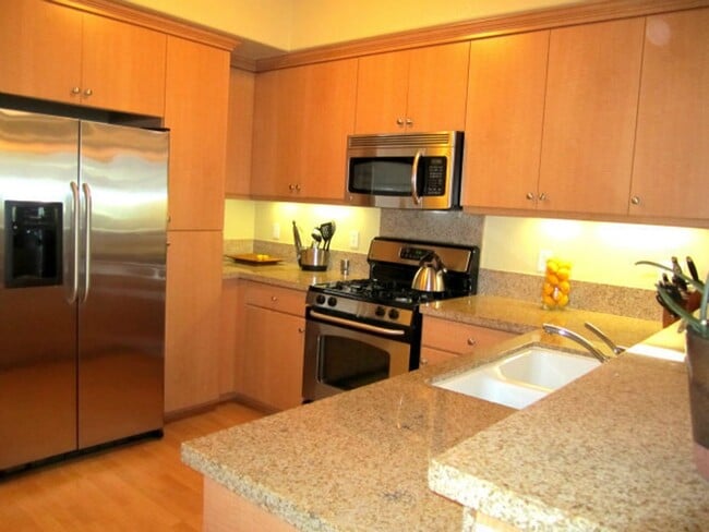 Building Photo - Beautiful 3 bedroom, 3 bath Condo in prime San Jose Location