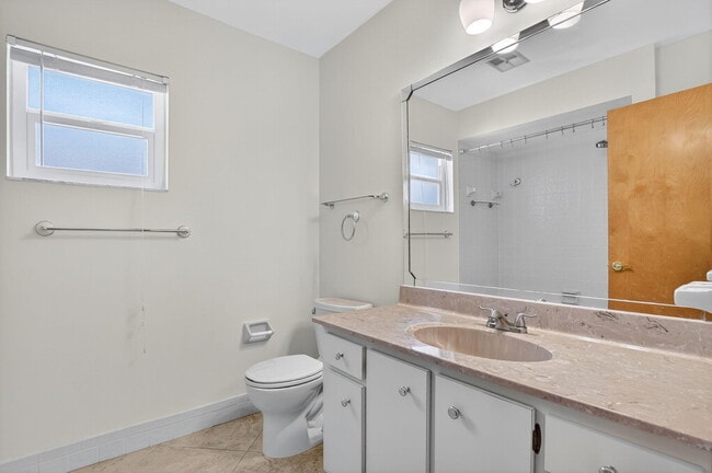 Building Photo - 6385 Hollandaire Dr E