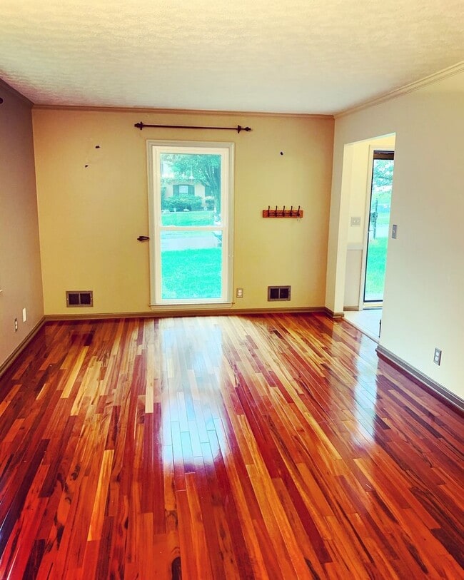 Building Photo - Charming Brick Ranch with Modern Updates in Bluegrass Fields