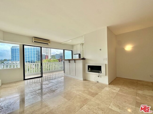 Building Photo - 999 N Doheny Dr