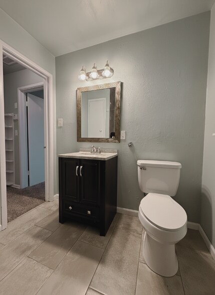 Building Photo - 1205 E Rose Dr